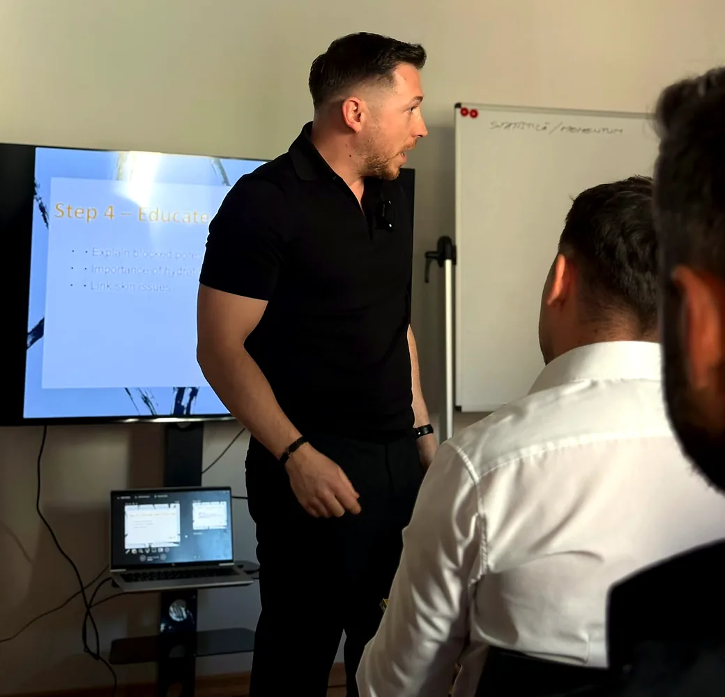 Bogdan Ghica în dialog cu primul rând al unui grup de training